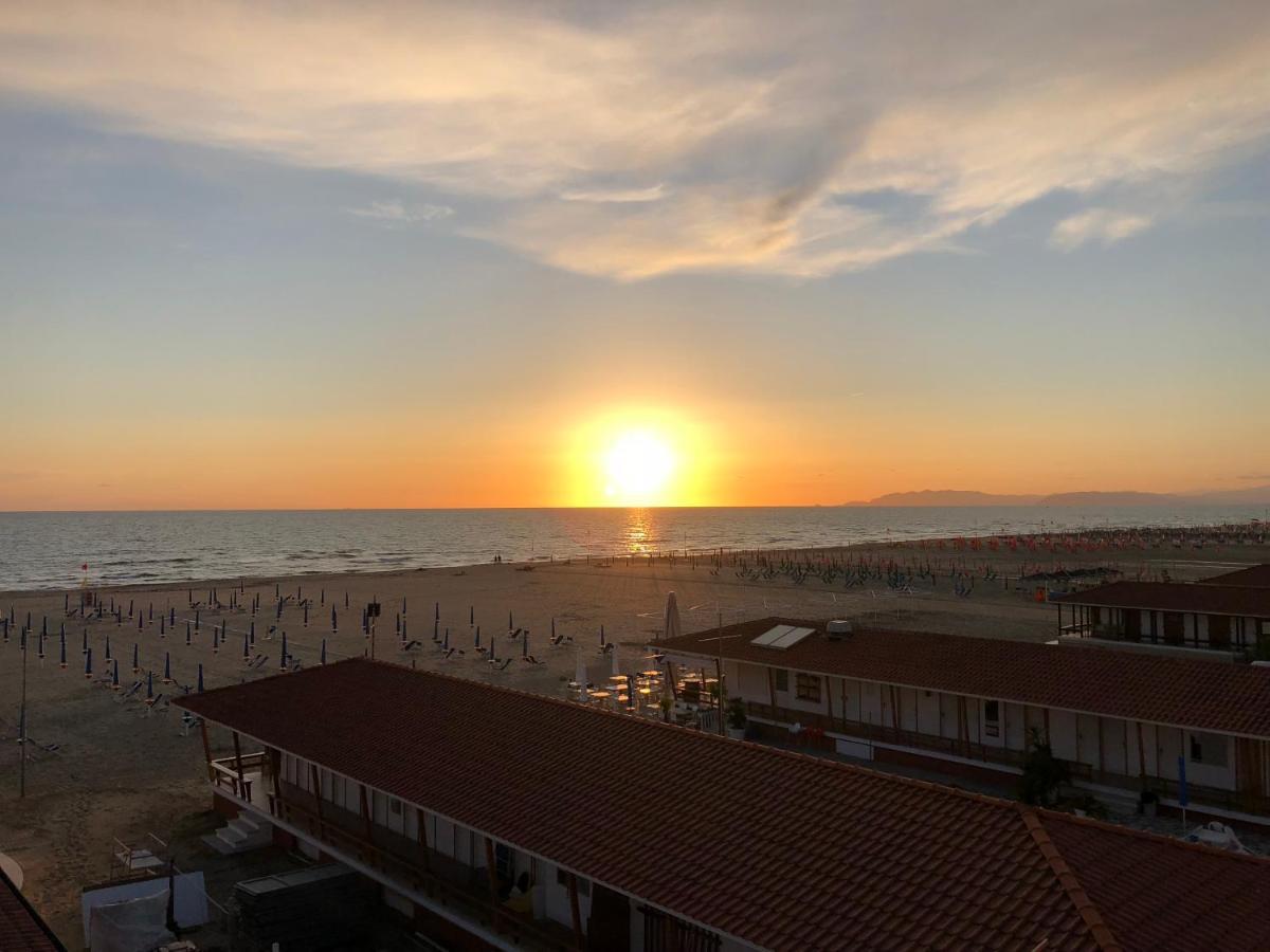 Attico Sulla Spiaggia Viareggio Exterior photo