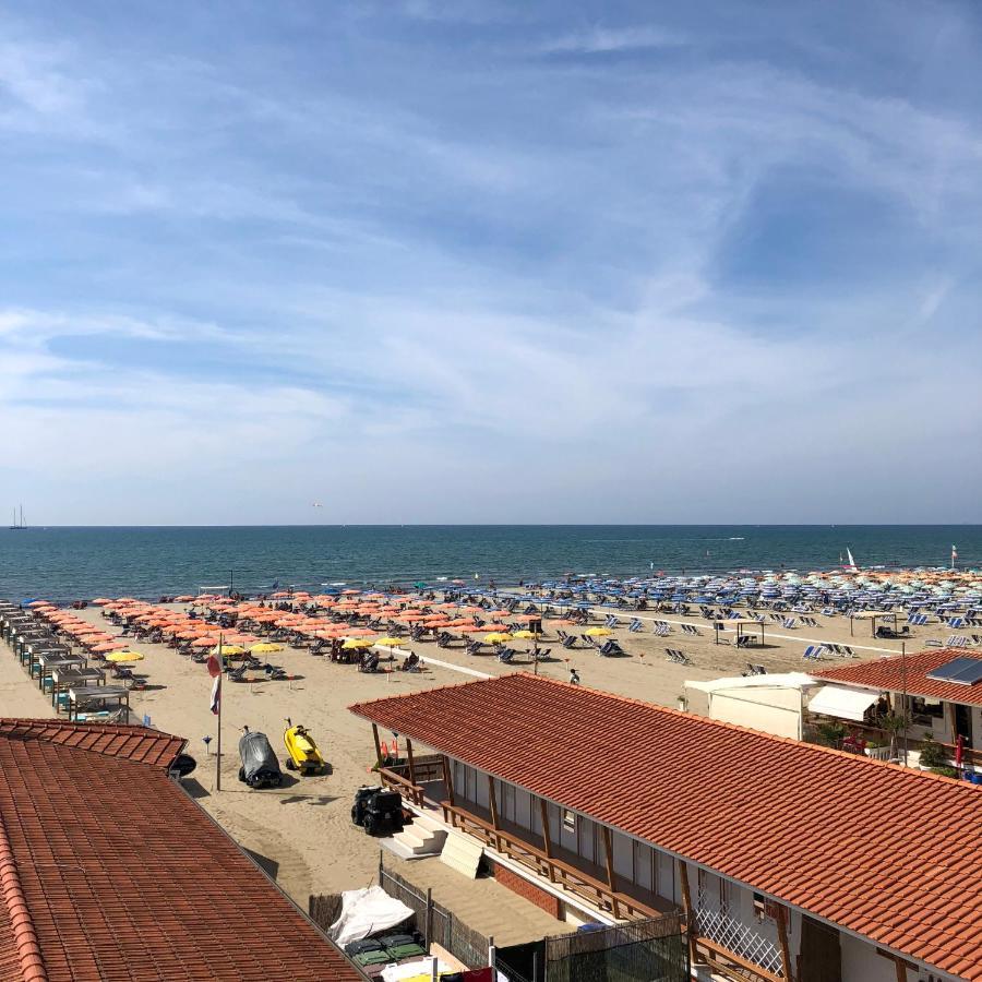 Attico Sulla Spiaggia Viareggio Exterior photo