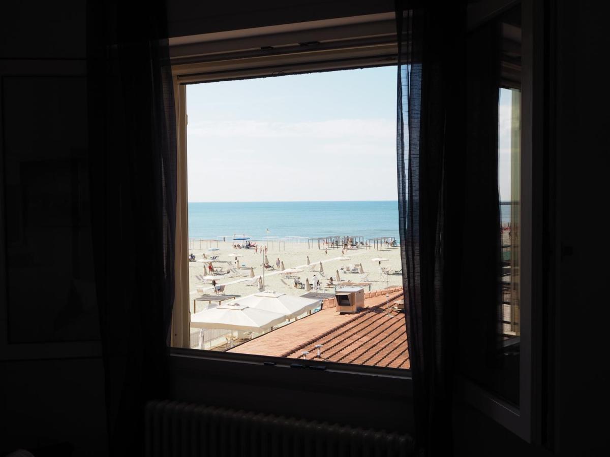 Attico Sulla Spiaggia Viareggio Exterior photo