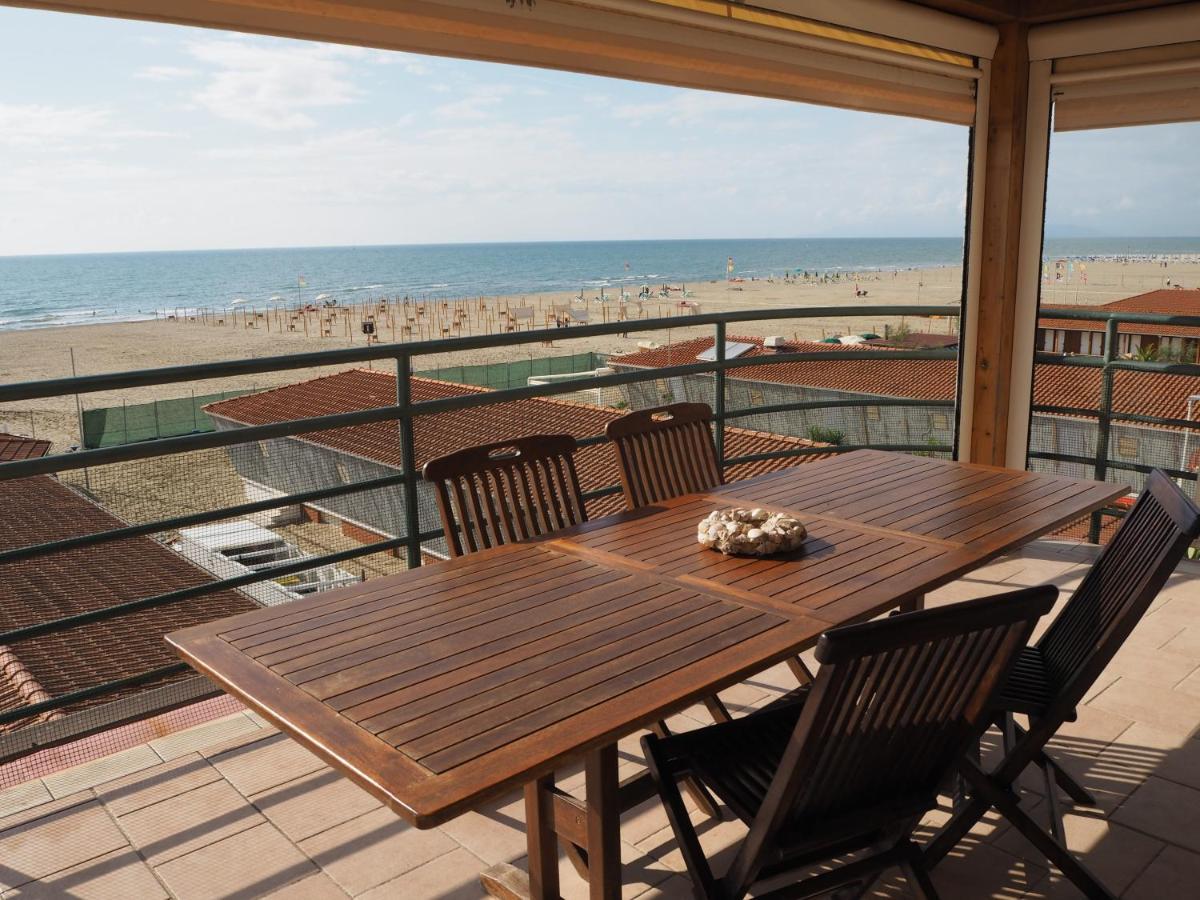 Attico Sulla Spiaggia Viareggio Exterior photo