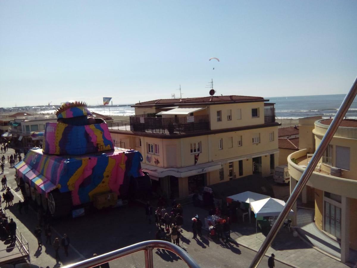 Attico Sulla Spiaggia Viareggio Exterior photo