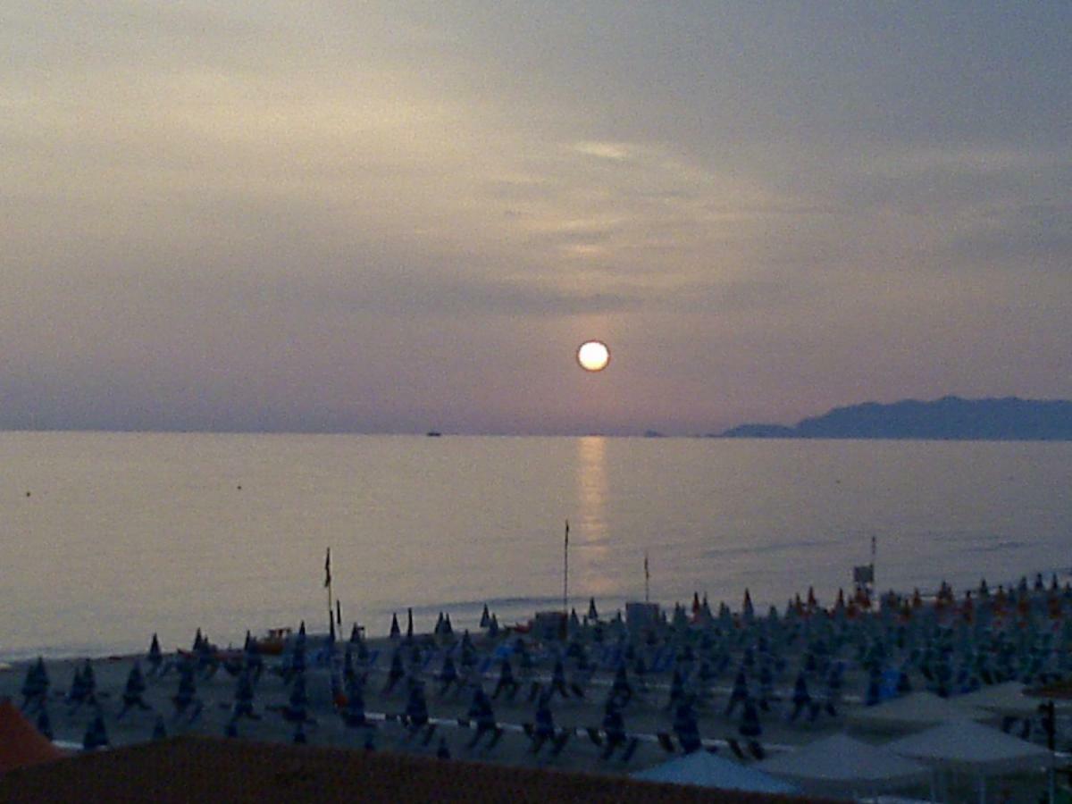 Attico Sulla Spiaggia Viareggio Exterior photo