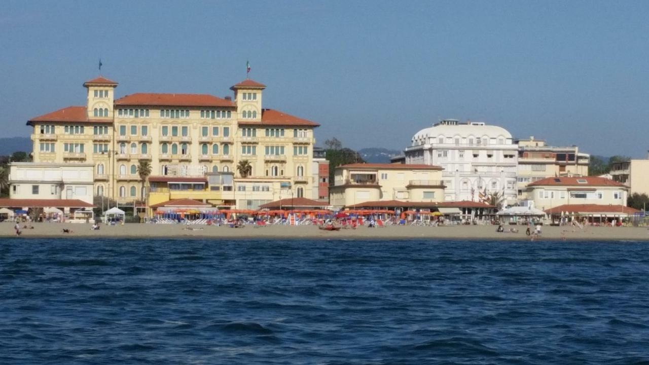 Attico Sulla Spiaggia Viareggio Exterior photo