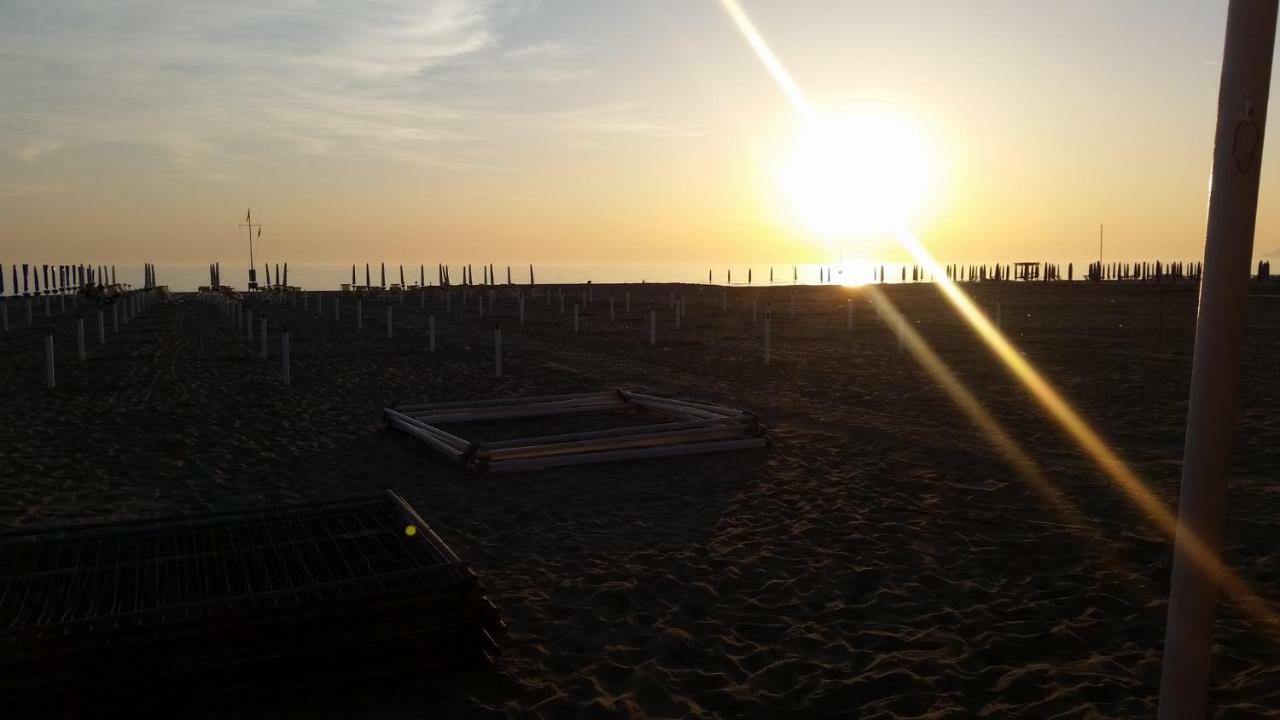 Attico Sulla Spiaggia Viareggio Exterior photo