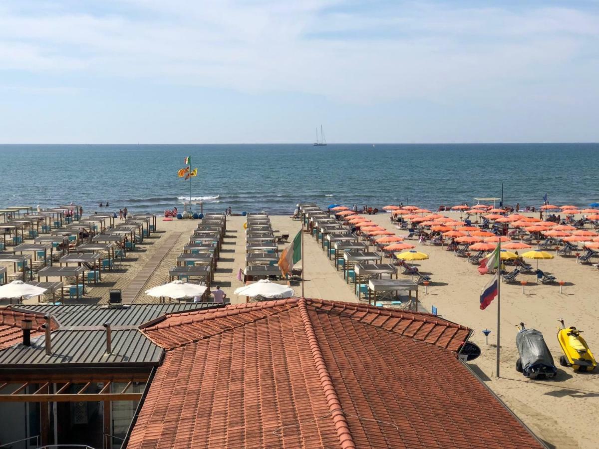 Attico Sulla Spiaggia Viareggio Exterior photo
