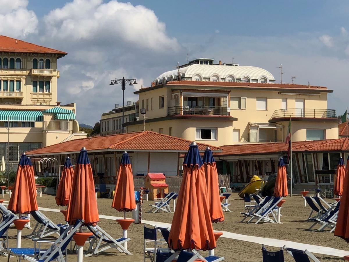 Attico Sulla Spiaggia Viareggio Exterior photo