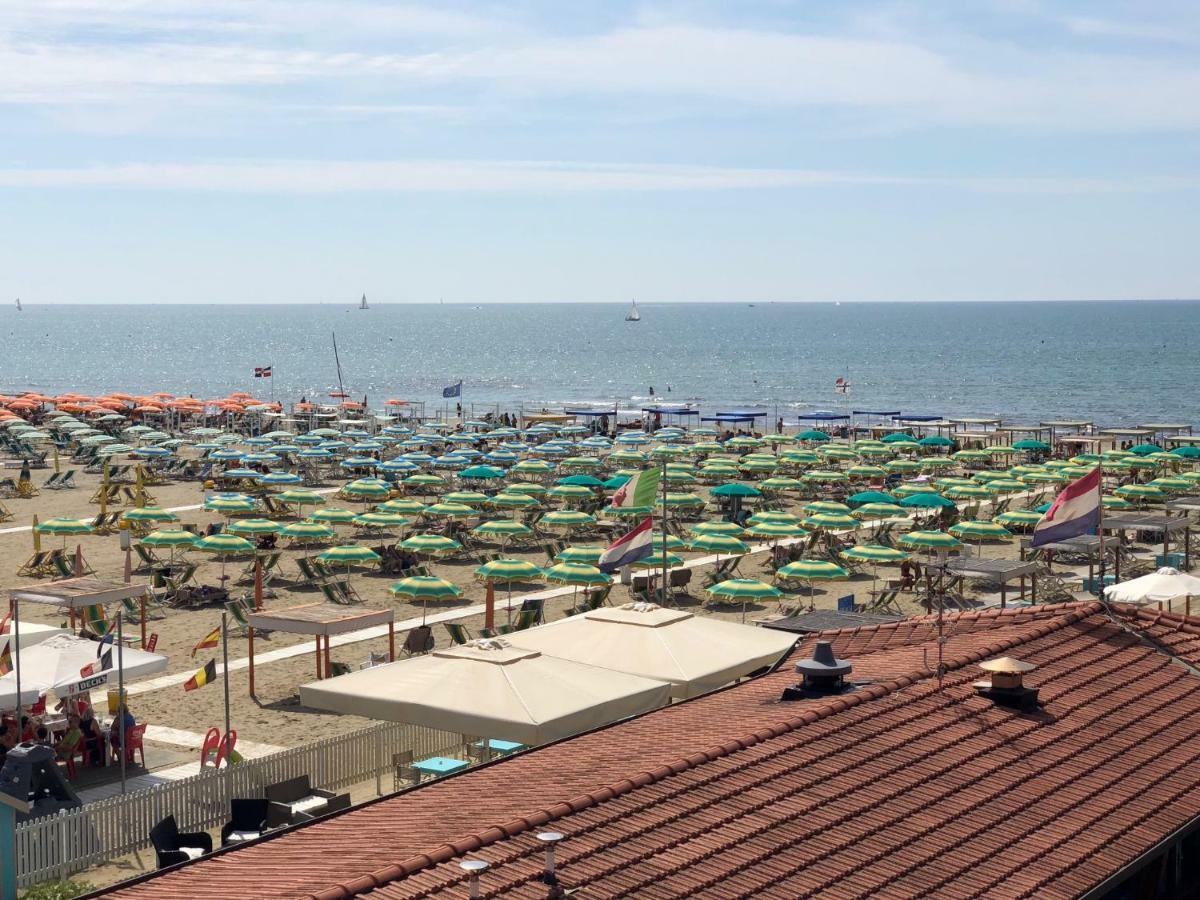 Attico Sulla Spiaggia Viareggio Exterior photo