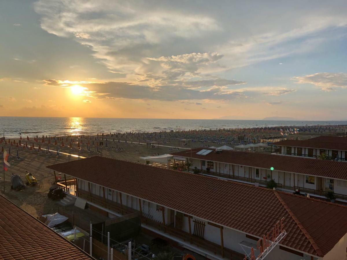 Attico Sulla Spiaggia Viareggio Exterior photo