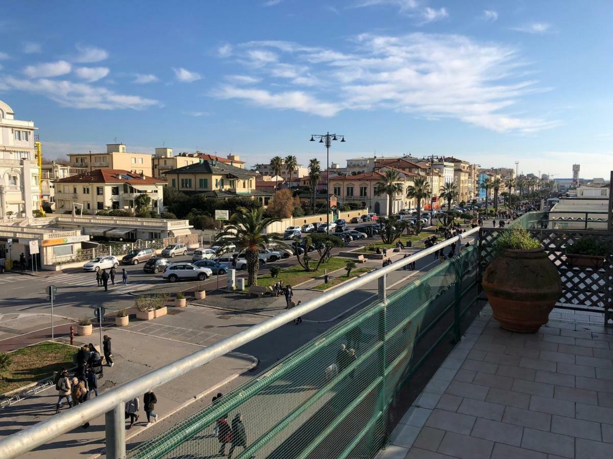 Attico Sulla Spiaggia Viareggio Exterior photo